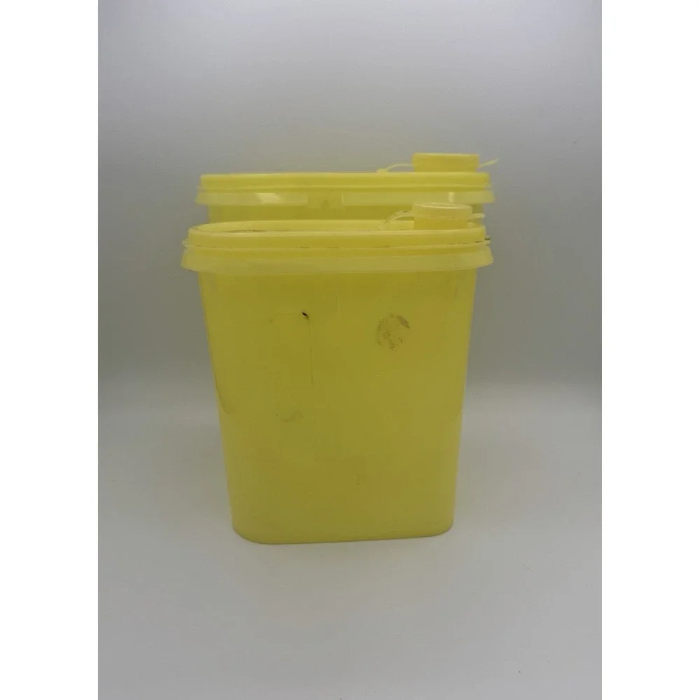 VTG Tupperware Skinny Pitchers Beverage Buddy Yellow 587-1 W/ Lid & 792-9 W/ Lid